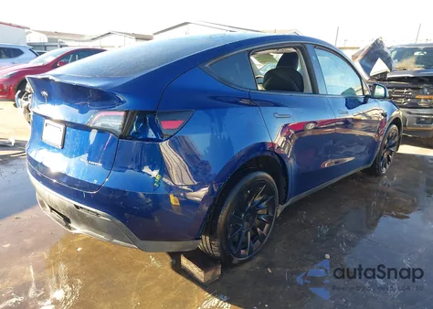 2024 Tesla Model Y Long Range Dual Motor All-Wheel Drive z USA, uszkodzony, nr VIN 7SAYGDEEXRA283953